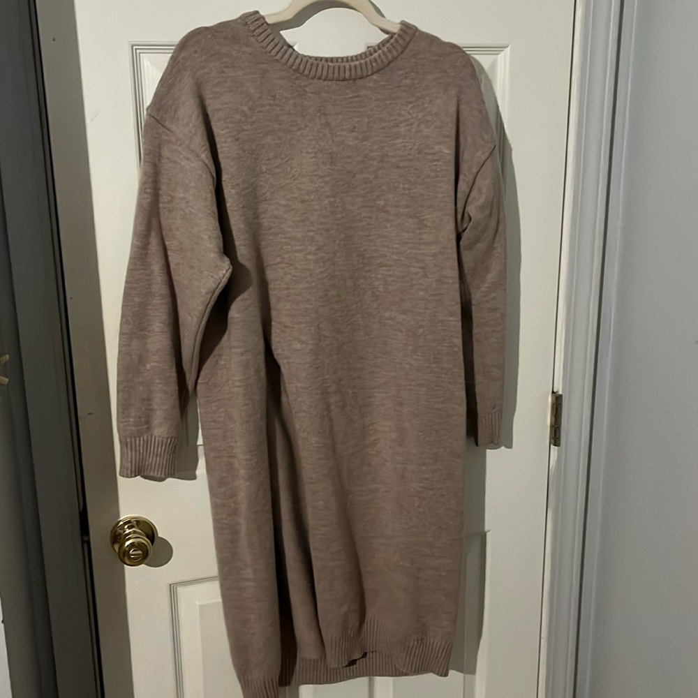Women’s sweater with slit up the side. Size M/L.